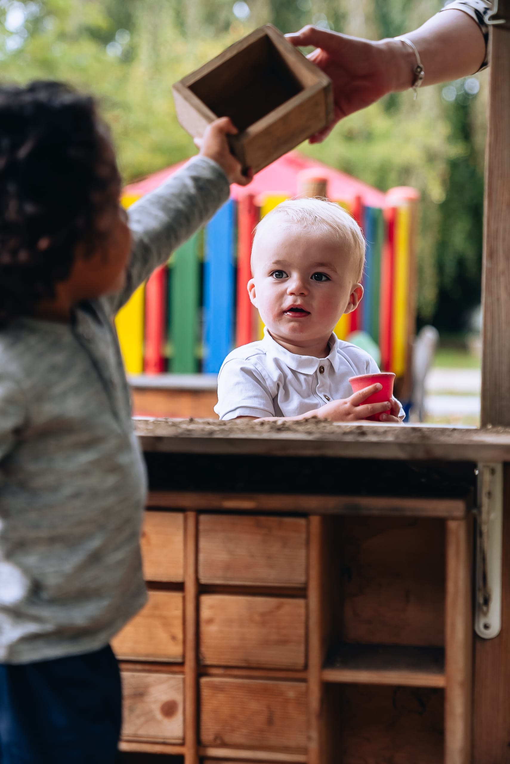 Liebevolle zweisprachige Kita mit glücklichen Kindern